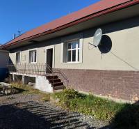 Einfamilienhaus in der Varovecká-Straße in Družstevná pri Hornáde mit Satellitenschüssel.