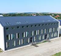 Das Gebäude in der Levická-Straße in Vráble mit Büros, moderner Architektur und grüner Umgebung.