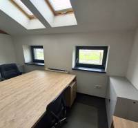 Büros mit Holzboden, Dachfenstern und Schreibtischen.