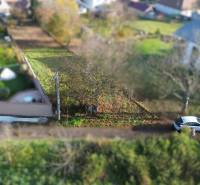 Grundstücke - Wohnen in der M.H. Chvotekova-Straße in Dolná Krupá, mit Grünflächen und geparktem Auto.