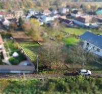 Luftaufnahme des Wohnbaugrundstücks in der M.H. Chvoteková-Straße in Dolná Krupá.