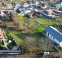 Luftaufnahme von Grundstücken - Wohnen in Dolná Krupá in der M.H. Chvátalová Straße.