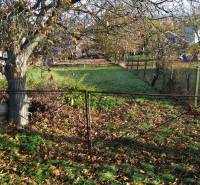 Baugrundstück in Dolná Krupá in der M.H. Chvoteková-Straße mit Herbstlaub und Bäumen.