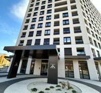 Ein Hochhaus in der Karpatská-Straße in Poprad mit modernem Eingang und geschwungenen Gehwegen.