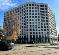 Wohnhaus in der Karpatská-Straße in Poprad, umliegender Parkplatz und Bäume.