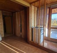 Innenraum eines Einfamilienhauses mit Terrassentüren und Wänden mit Holzdekor.