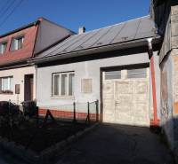 Ein Einfamilienhaus in der Kostolná-Straße in Rajec mit einem Auto davor und einem Holzzaun.