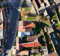 Luftaufnahme eines Einfamilienhauses in der Kostolná-Straße in Rajec mit Hof.