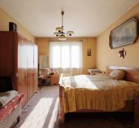 Schlafzimmer im Einfamilienhaus mit Möbeln, Kronleuchter und Bild an der Wand.