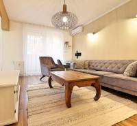 Wohnzimmer in einer 3-Zimmer-Wohnung mit Holzboden und stilvollen Möbeln.