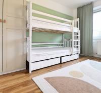 Kinderzimmer in einer 3-Zimmer-Wohnung mit einem Etagenbett und einem Boden in Holzoptik.