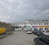 Gewerbeflächen in der Strojnícka-Straße in Prešov mit Parkplatz und Geschäften.