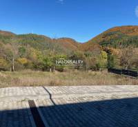 Herbstlandschaft in Kľačno mit hügeligem Hintergrund. Grundstücke - Wohnen zu verkaufen.