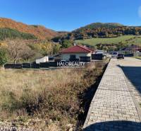 Grundstücke - Wohnen in Kľačno, mit Blick auf malerische herbstliche Hügel und dörfliche Bebauung.