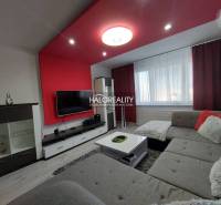 Wohnzimmer in einer 3-Zimmer-Wohnung mit bequemer Sitzgelegenheit und Fernseher.