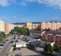 Blick auf die Wohnsiedlung in Prievidza mit Plattenbauten und geparkten Autos.