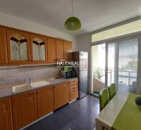 Küche mit Holzküche in einer 3-Zimmer-Wohnung, mit Zugang zum Balkon.