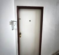 Eingangstür zur 3-Zimmer-Wohnung mit weißem Rahmen.