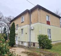 Ein Einfamilienhaus in der Krušovská Straße in Topoľčany, umgeben von Grün.