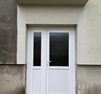 Eingangstür mit Verglasung in der Krušovská Straße in Topoľčany, vor einer 3-Zimmer-Wohnung.