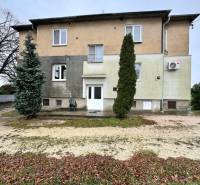 Zweistöckiges Gebäude in der Krušovská Straße in Topoľčany in der Nähe einer 3-Zimmer-Wohnung.