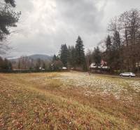 Winterlandschaft mit einem Wiesengrundstück in Makov in der Straße Čierne, geeignet zum Wohnen.