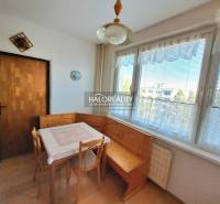 Esszimmer in einer 3-Zimmer-Wohnung mit Holzboden und großen Fenstern.