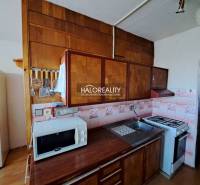 Wohnzimmer in einer 3-Zimmer-Wohnung mit Sofas, Holzboden und großen Fenstern.