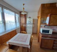 Wohnzimmer in einer 3-Zimmer-Wohnung mit Holzboden, Sofa und Wanddekorationen.