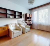 Küche in einer 3-Zimmer-Wohnung mit Holzboden und Sitzgelegenheit am Fenster.