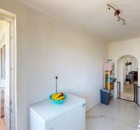 Küche in einer 3-Zimmer-Wohnung mit Marmorboden und Balkon.