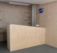 Innenraum von Geschäftsräumen mit Holzelementen und Regalen an der Wand.