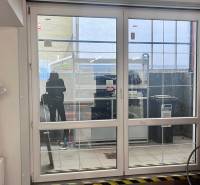 Glastüren in Geschäftsräumen, Fahrrad, Heizkörper und Plastikfolie an der Wand.