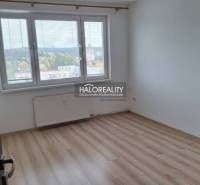 Helles Zimmer in einer 3-Zimmer-Wohnung mit Holzboden und großem Fenster.