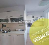 Küche in einer 3-Zimmer-Wohnung mit weißen Schränken und einem Gasherd.