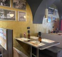 Innenraum von Gastronomiebereichen mit Holzdekor und historischen Fotografien an den Wänden.