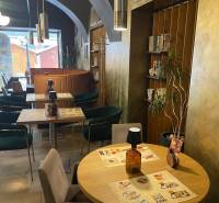 Innenraum von Gastronomiebereichen mit Holzdekor und Wanddekoration.