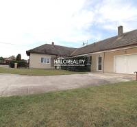 Einfamilienhaus in Veľký Kýr, Vorgarten mit Rasen und Parkfläche.