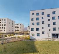 Neubauten in Bratislava - Lamač mit Grünflächen und Gehwegen.