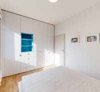Helles Schlafzimmer mit Einbauschrank und Holzboden in einer 4-Zimmer-Wohnung.