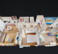 3D-Ansicht des Grundrisses einer 4-Zimmer-Wohnung mit Holzboden.