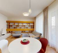 Wohnzimmer mit Holzdekorboden, Sofa und originellem Wandregal.