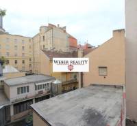 Blick aus einer 2-Zimmer-Wohnung auf Höfe und Gebäude in Bratislava, Gorkého, Altstadt.