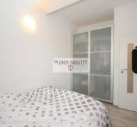 Schlafzimmer mit Doppelbett, Einbauschrank, weiße Wände in einer 2-Zimmer-Wohnung.