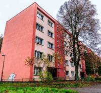 Außenbereich einer 2-Zimmer-Wohnung in der Ľudová-Straße, Košice - Stadtteil Západ, mit umliegendem Grün.