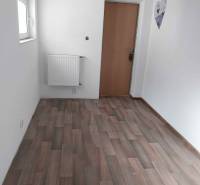 Weiße Wand, braune Türen, Boden mit Holzdekor in einem Einfamilienhaus.