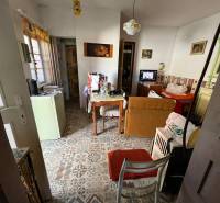 Innenraum eines Einfamilienhauses mit Retro-Dekor und dekorativem Boden. Rustikale Möbel und Ofen.