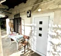 Ein Einfamilienhaus in Jablonec mit einem Tisch und einem Stuhl im Hof.