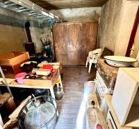 Lager mit unterschiedlicher Ausstattung und Holzboden in einem Einfamilienhaus.