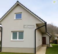 Ein Einfamilienhaus in Kľačno mit Dachgeschoss und grasbewachsener Umgebung.